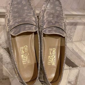 LIKE NEW! Ferragamo Saba Loafers - size 9M